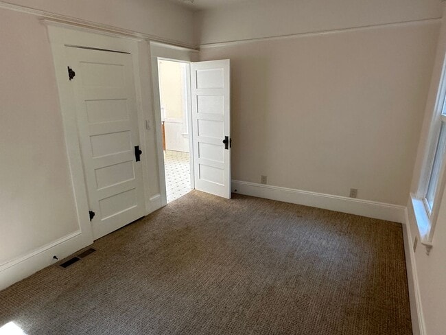 Building Photo - Great Home Located in the Pill Hill Neighborhood