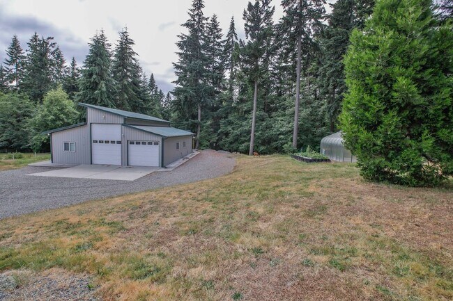 Building Photo - Country Home on Acreage and Pet Friendly!