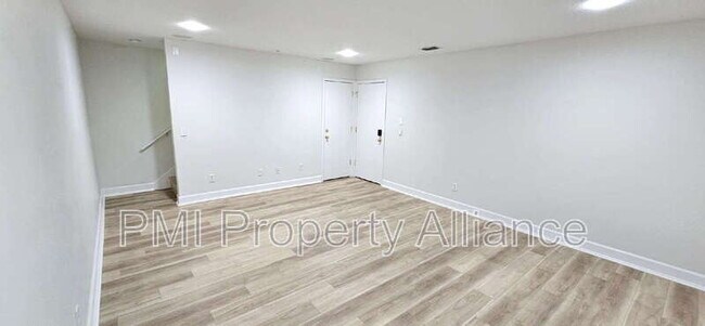 Building Photo - 945 N Fern Creek Ave