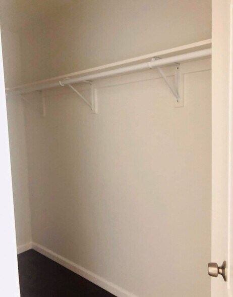 Building Photo - 14643 Chatsworth St