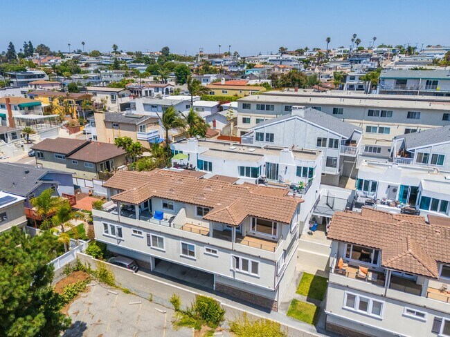 Building Photo - LUXURIOUS-CONTEMPORARY TOWNHOUSE W/ AMAZIN...