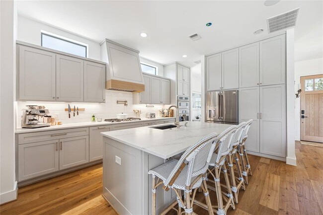 Building Photo - 3115 Castlewood St