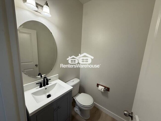 Building Photo - Modern condo, conveniently located!