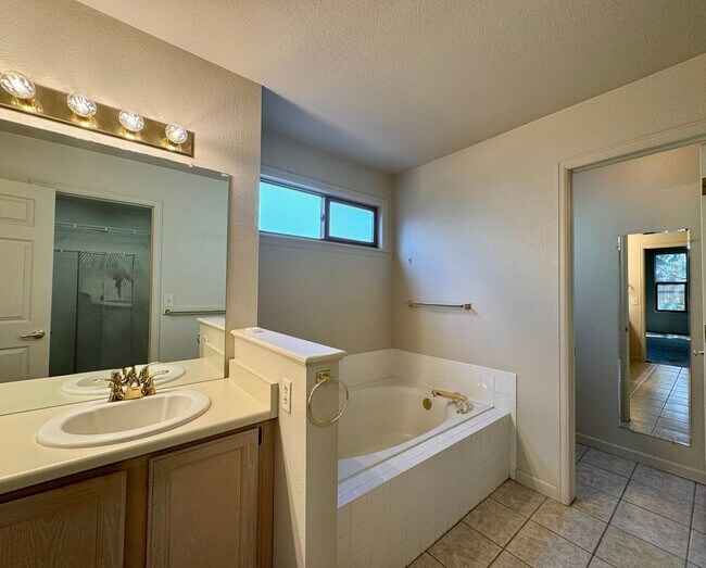 Building Photo - Available October 10th is this open layout 5 bedroom home in Green Mountain!