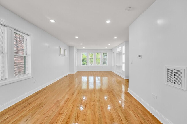 Building Photo - 1115 N Taylor Ave
