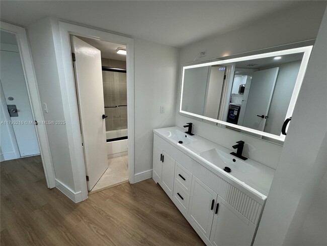 Building Photo - 3475 N Country Club Dr