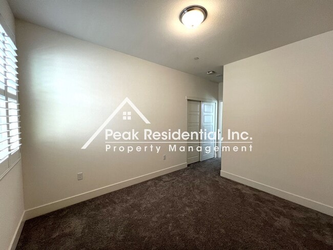 Building Photo - Updated Elk Grove 3bd/2.5ba Home with 2 Ca...