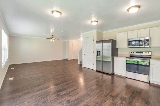 Building Photo - REFRESHED 5-Bedroom Home in Desirable Draper - Pet Friendly - NEW CARPET UPSTAIRS | Refreshed kit...