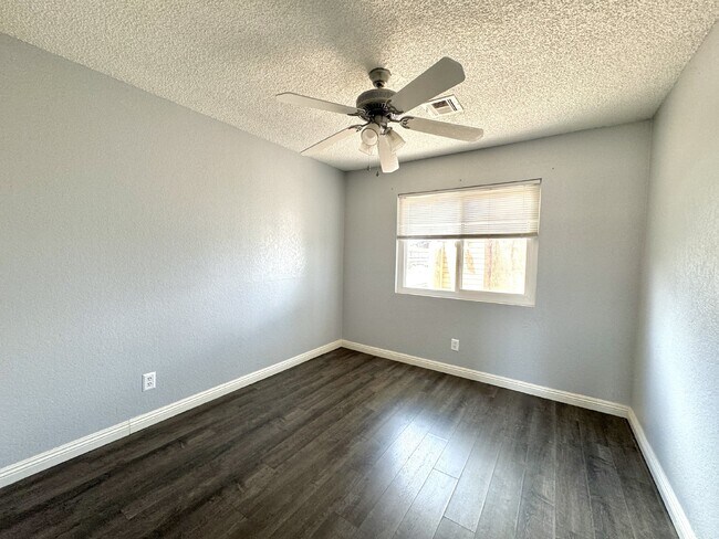 Building Photo - 4BD/3BA Henderson Townhome with Fireplace,...