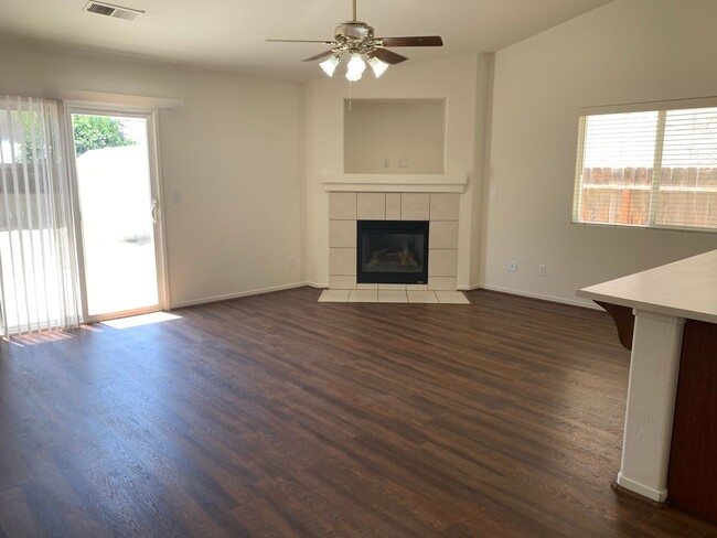 Building Photo - Available Soon! Lovely NW Visalia home in ...