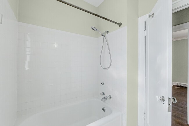 Building Photo - 5742 N Francisco Ave