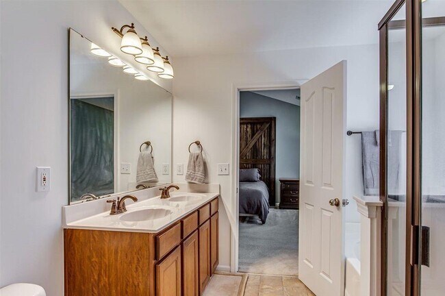 Building Photo - Charming 3 bedroom, 2.5 bath home located in the Lismore Park community.
