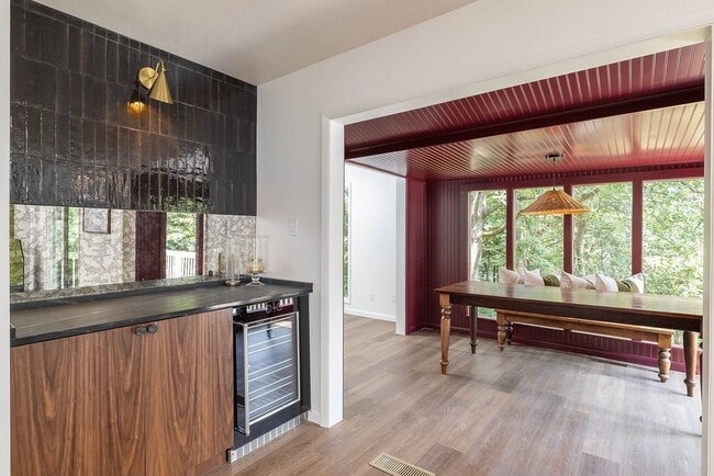 Building Photo - 884 Shrewsbury Ln