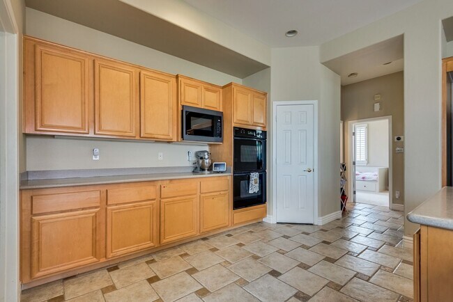 Building Photo - Luxurious, Entertainers Dream 4 Bedroom Home