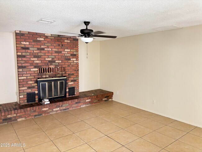Building Photo - 7320 W Rose Ln