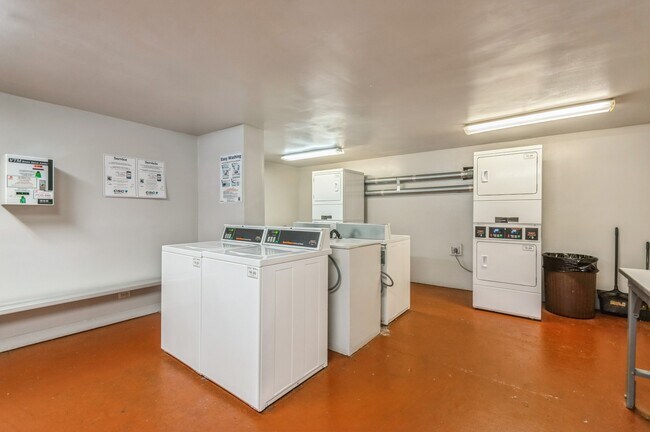Building Photo - 310 Lathrop Ave