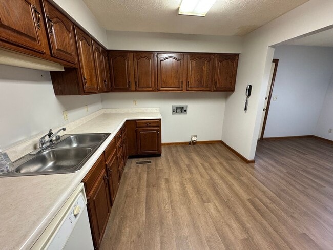 Building Photo - 2 bedroom 1 bath duplex in Lone Oak