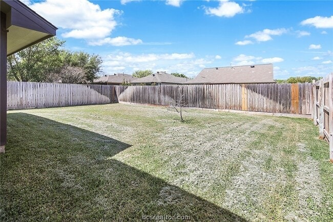 Building Photo - 916 Crested Point Dr