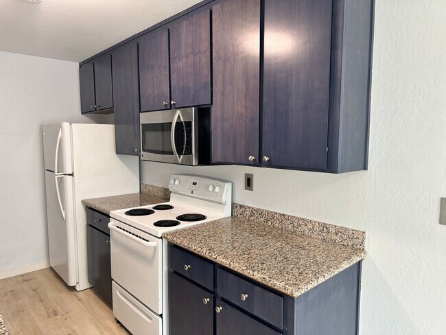 Building Photo - Updated and Spacious Condo near Shopping a...