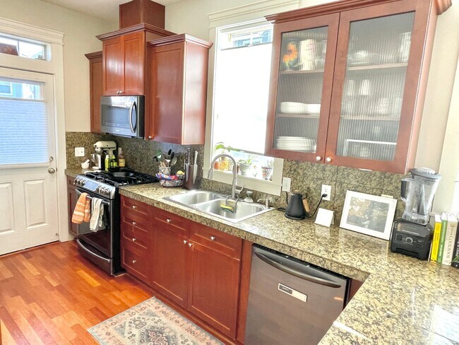 Building Photo - Corner unit townhouse in Piedmont condominium community