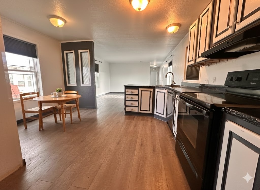 Building Photo - 22 Lapin St