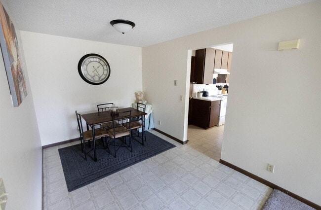 Building Photo - 2 Bedroom Duplex with Attached Garage $105...