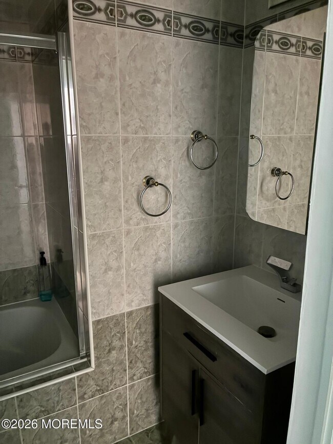 Building Photo - 131 Amberly Dr