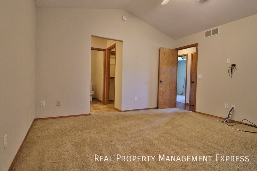 Building Photo - Stunning 5 Bedroom 3 Bath Home in South East Sioux Falls