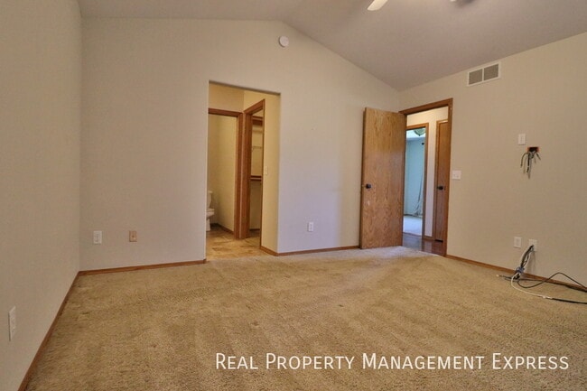 Building Photo - Stunning 5 Bedroom 3 Bath Home in South Ea...