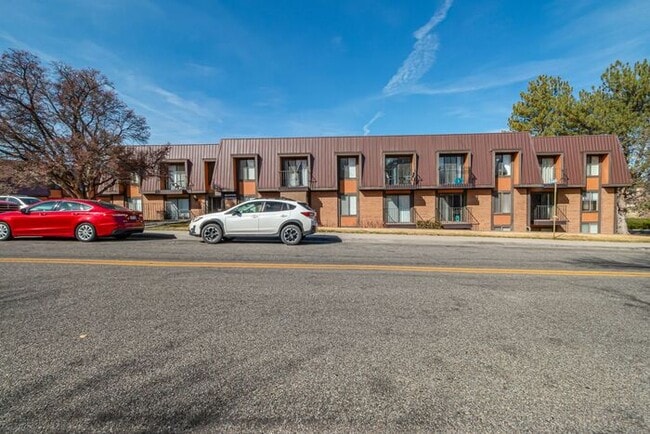 Building Photo - Bright & Spacious 1BD/1BA Top-Floor Unit w...