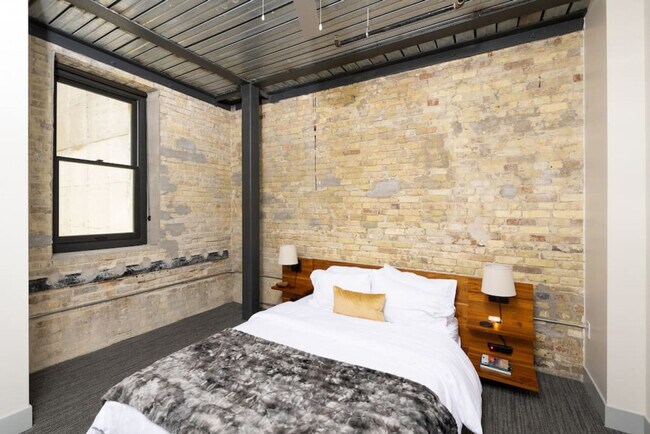 Building Photo - 1009 W Juneau Ave