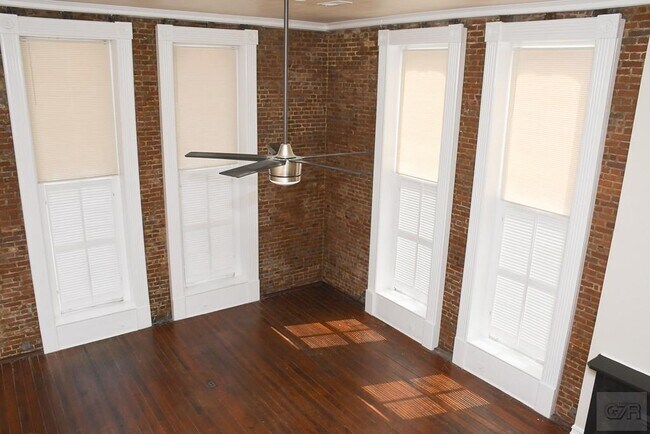 Building Photo - 2118 Strand St