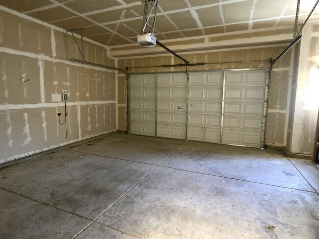 Building Photo - Beautiful single story home with over 1600...