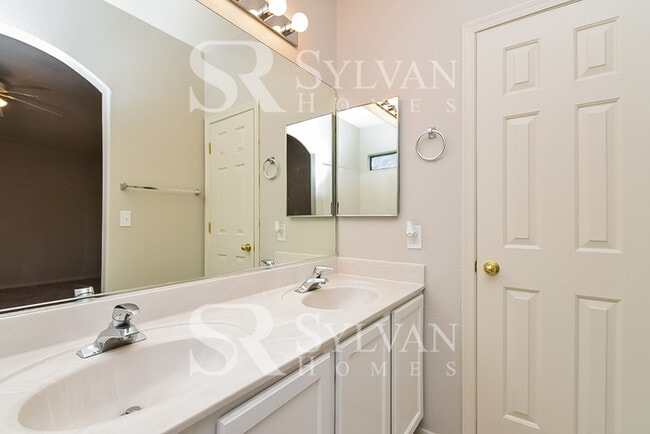 Building Photo - This charming ranch home is ready
