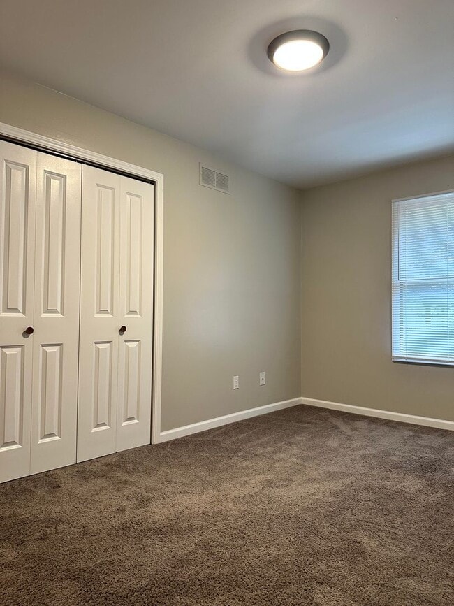 Building Photo - PRICE REDUCED! 3 bedroom, 2.5 bath Townhouse: Cedar Grove Townhomes!