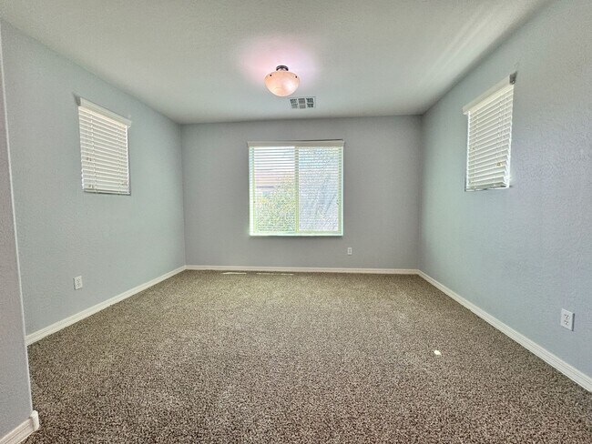 Building Photo - Spacious 5-Bedroom + Loft in Lyons Gate wi...
