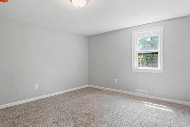Building Photo - Coming Soon! Spacious 3 Bedroom, 1 Bath Ho...