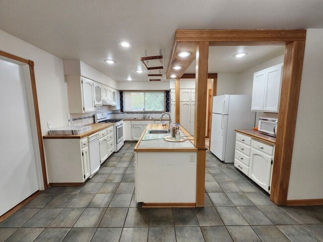 Building Photo - Walk to the River! 3 bed, 2 bath on Quiet ...