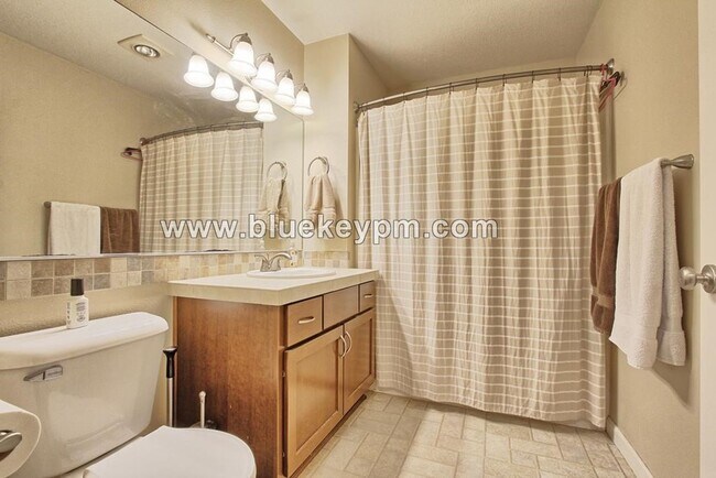 Building Photo - 1 Bed, 1 Bath Condo in Bethany Village with Common Area Pool