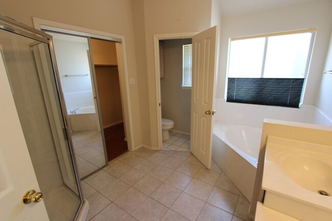 Master Bath - 15618 Poynette Pl