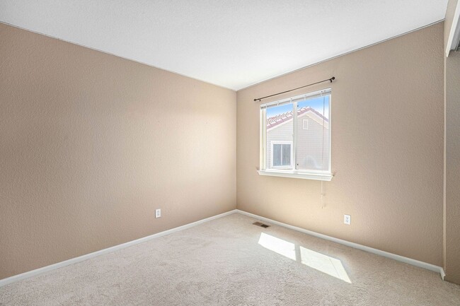 Building Photo - Exceptionally Maintained 2-Story Home in G...