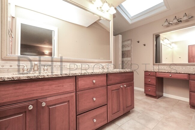 Building Photo - SPACIOUS MIDCENTURY HOME IN LONGVIEW'S CASCADE WAY NEIGHBORHOOD FOR RENT