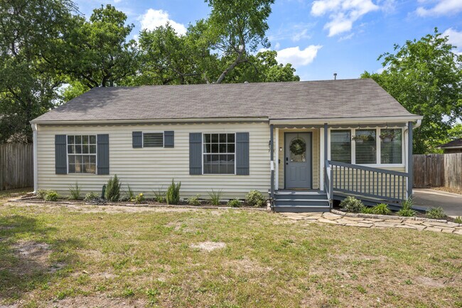 Building Photo - 728 Meadow Ln