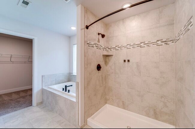 Building Photo - 7 Limox Ln