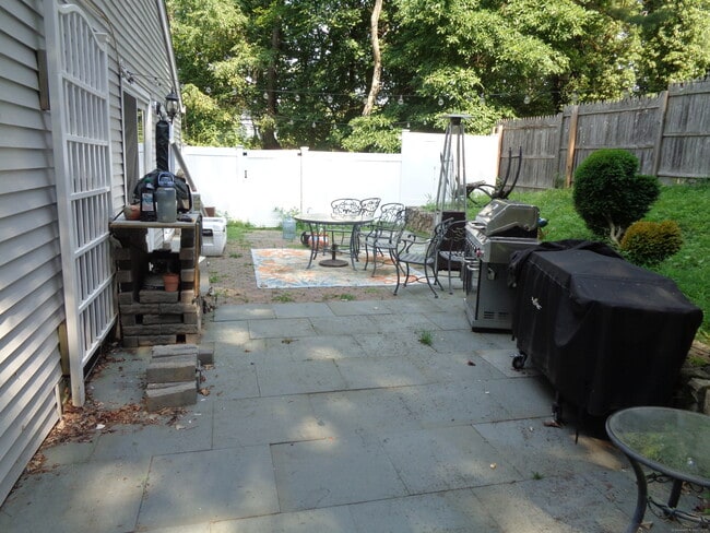 Building Photo - 455 Hoyt St