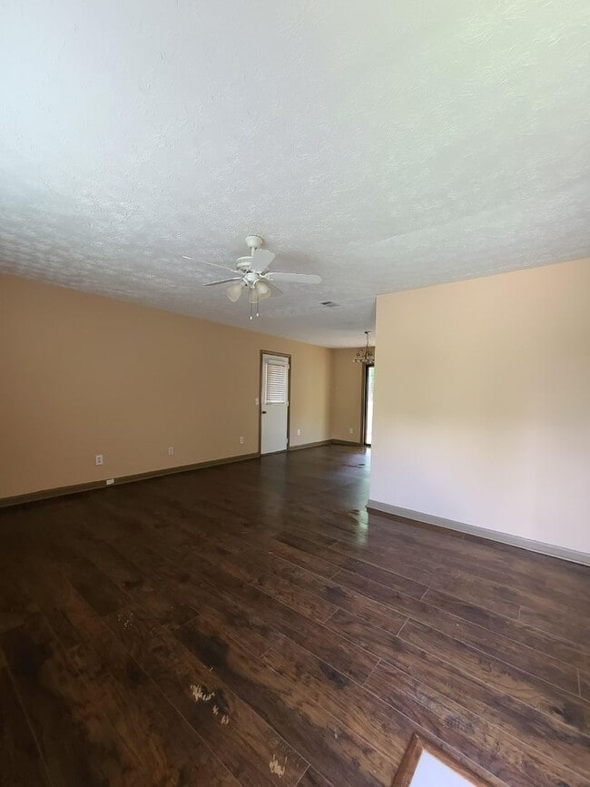 Building Photo - Conveniently Located 3 Bedroom 1 1/2 Bath ...