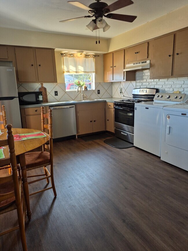 Building Photo - 2102 N Pearland Ave