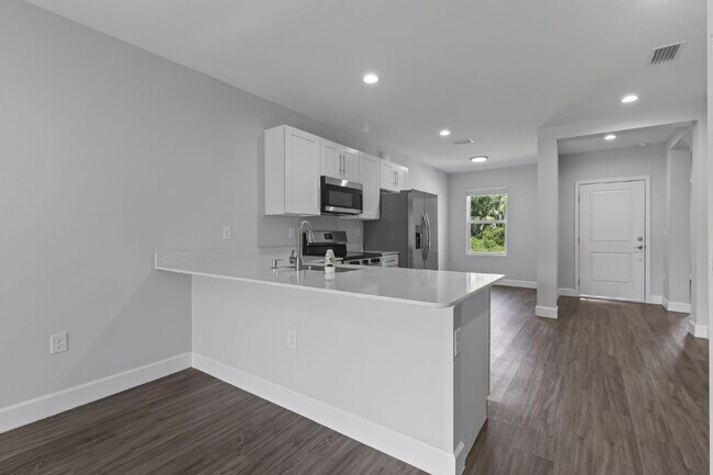 Building Photo - Spacious 3-Bedroom Duplex Oasis with 2 Full Baths in Port Charlotte – Your Ideal Retreat Awaits!