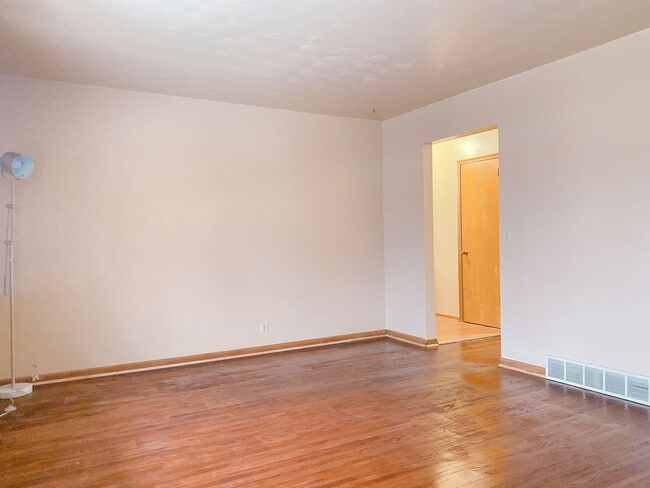 Building Photo - A wonderful 4-bedroom house in the Benson Gardens area - near Walmart Neighborhood Market, Asian ...