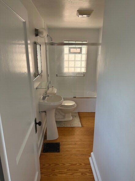 2nd Floor Full Bathroom - 318 Emming St